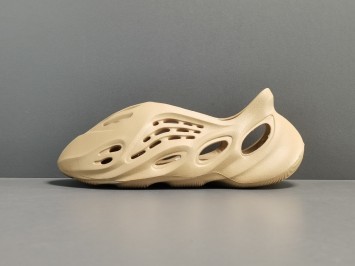 GOD 아디다스 이지 폼 러너 오커 GW3354