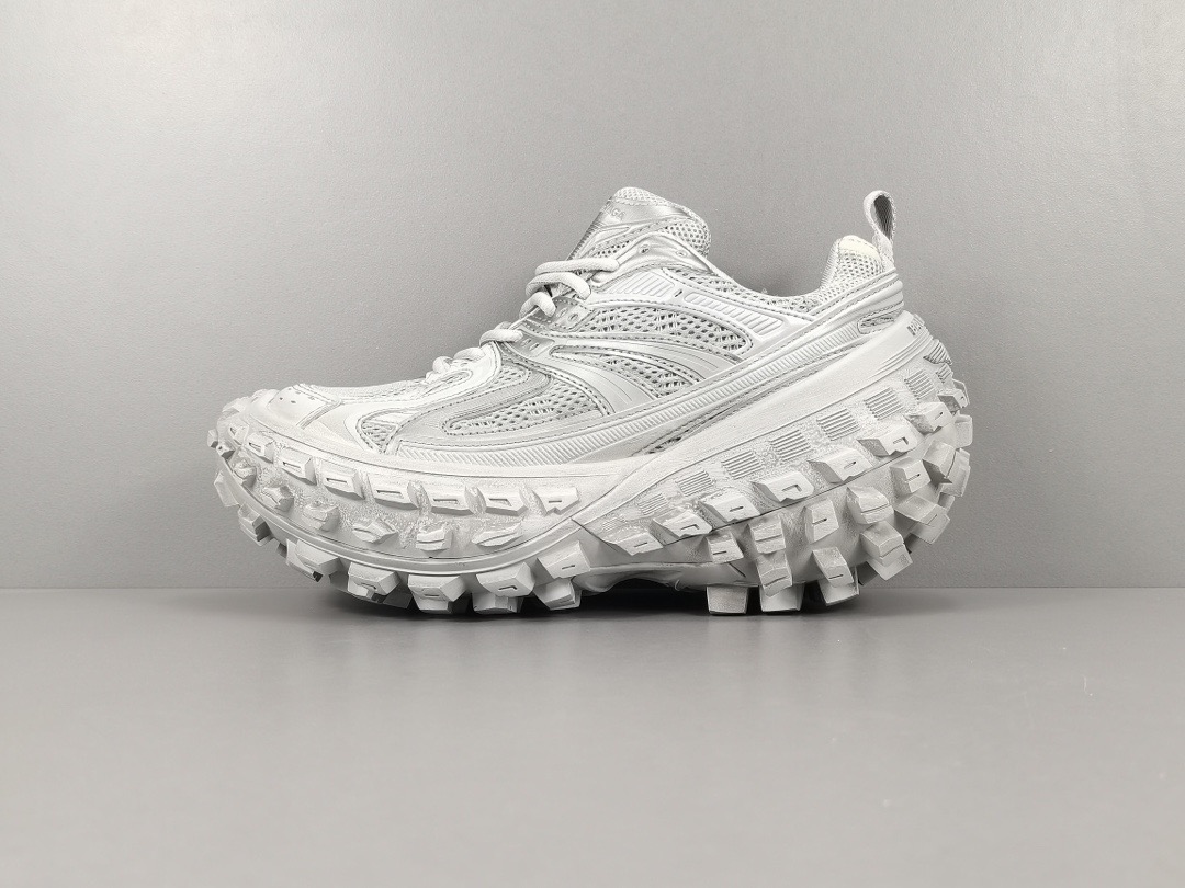 발렌시아가 디펜더 스니커즈 베이지 685613